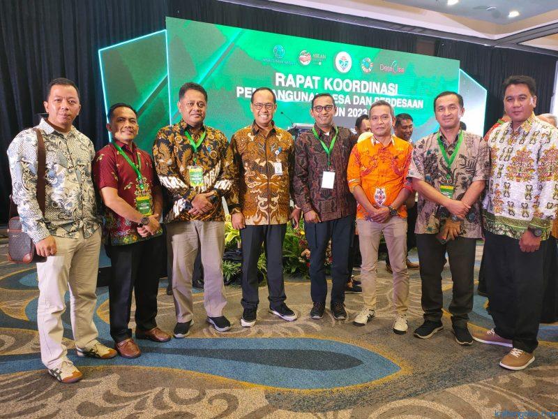 IKUTI RAKOR: Kadis PMD Pulang Pisau Herman Wibowo foto bersama dengan Dirjen Pembangunan Desa dan Perdesaan serta Sekjen Kemendes, PDT dan Transmigrasi dan Kepala DPMD Kalteng, Kadis PMD Kapuas yang merupakan lokus kegiatan P3PD Kemendes. Foto: Ist