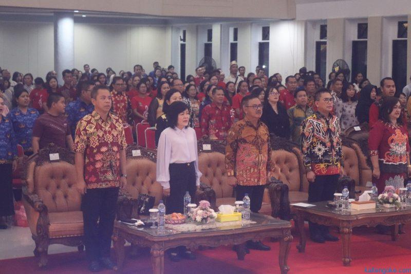 PENUTUPAN PESPARAWI: Bupati Pulang Pisau Pudjirustaty Narang foto bersama usai mengikuti acara penutupan Pesparawi IV Korpri tingkat Kalteng di GPU Handep Hapakat, Selasa (5/9/2023) malam. FOTO: IST