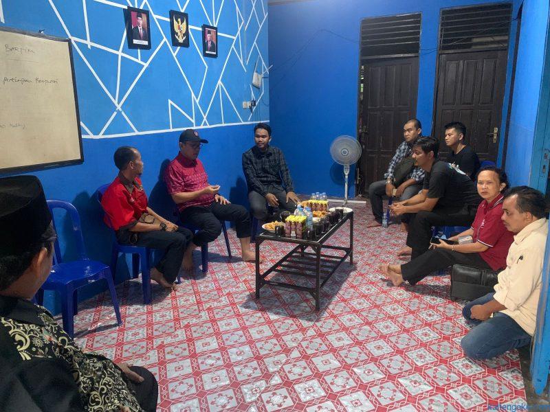 BERKUNJUNG: Pj Bupati Bartim, Indra Gunawan saat berbincang dengan Ketua PWI Bartim beserta anggota, di sekretariat PWI Bartim, rabu (11/10) kemarin. Foto:Ist