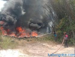 Ban Bekas Terbakar, Asap Hitam Membumbung Tinggi