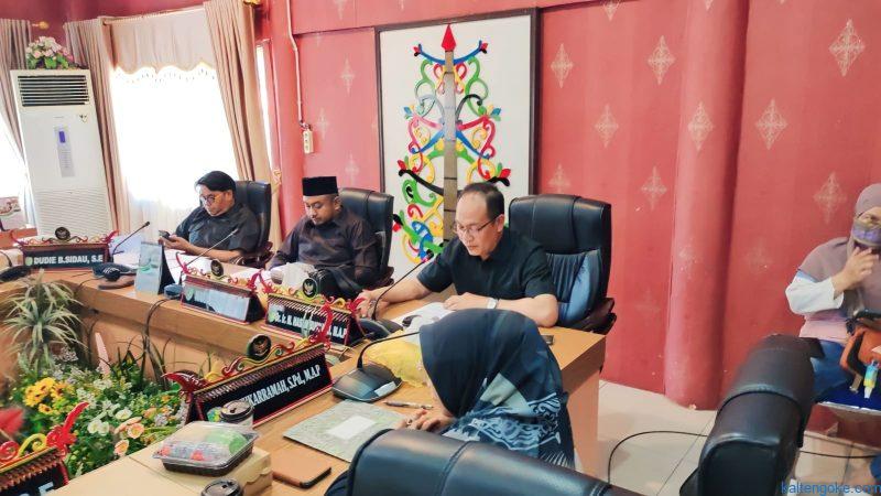 PEMBAHASAN: Anggota DPRD Kota Palangka Raya Hasan Busyairi saat mengikuti rapat bersama lembaga eksekutif, kemarin. Foto: IFA/*