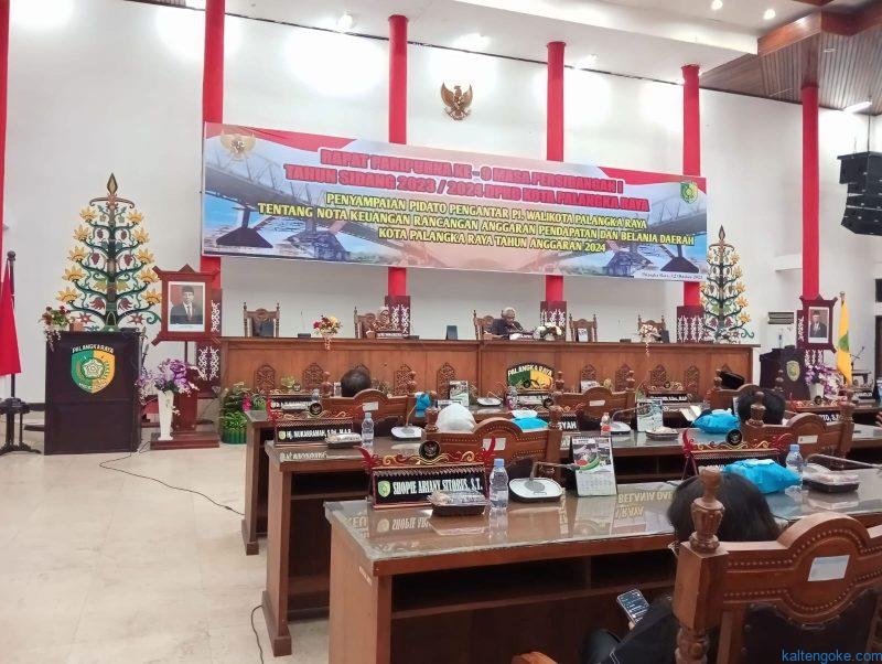 RAPAT: Ketua DPRD Kota Palangka Raya Sigit K. Yunianto dalam Rapat Paripurna ke-9 Tahun Anggaran 2024, Kamis (12/10). Foto: IFA For PE