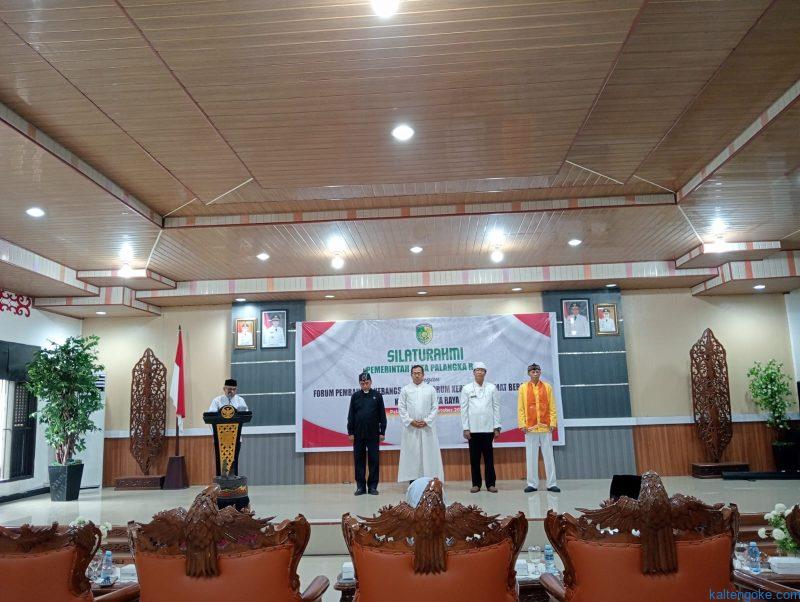 BERDOA: Lima lintas agama lakukan doa bersama dengan kepercayaan masing-masing, belum lama ini. Foto: IFA/*