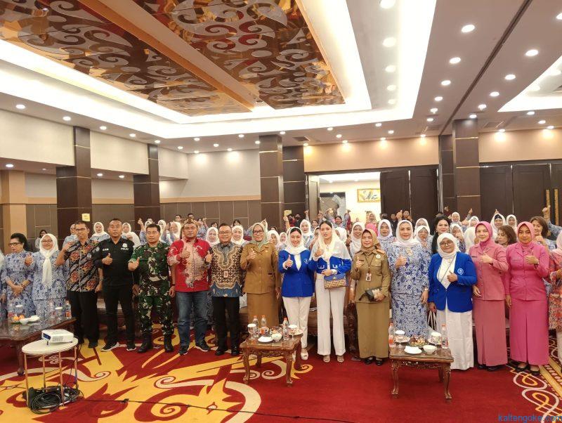 FOTO BERSAMA: Pj Wali Kota Palangka Raya Hera Nugrahayu foto bersama usai Rakerda I DPD Iwapi Provinsi Kalimantan Tengah, Selasa (3/10). Foto: IFA/*