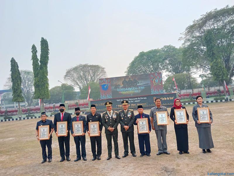 PERINGATI: Pj Wali Kota Palangka Raya Hera Nugrahayu saat foto bersama tujuh Pj bupati dalam rangka Pengambilan Piagam Penghargaan HUT ke-78 TNI, Kamis (5/10). Foto: IFA/*