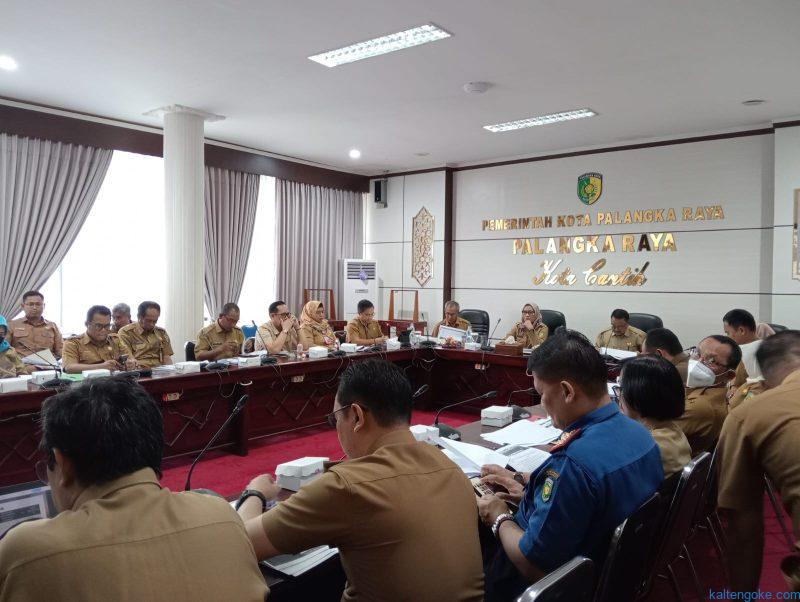 RAKOR: Pj Wali Kota Palangka Raya Hera Nugrahayu saat Rapat Koordinasi Pengendalian Pelaksanaan Pembangunan Triwulan III Tahun 2023, Senin (16/10). Foto: IFA/PE