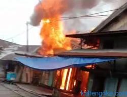 Kompleks Pasar Jumat Mandomai Berkobar
