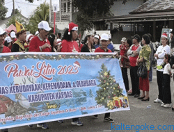 Umat Kristiani Ikuti Pawai Lilin