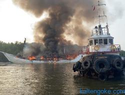 Kapal Bermuatan Pupuk Terbakar