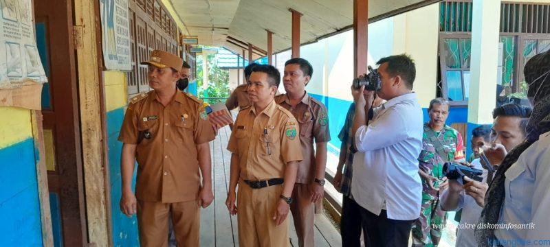 PENINJAUAN: Pj Bupati Bartim Indra Gunawan saat melihat progres pembangunan Puskesmas Tamiang Layang, belum lama ini. Foto: Ell