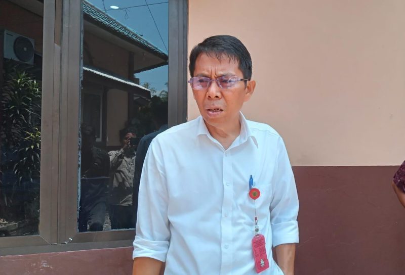 PENEGASAN: Kepala Dinas PUPR Perkim, Yumail J Paladuk ketika dikonfirmasi awak media terkait progres pembangunan khususnya pekerjaan fisik. Foto: ELL
