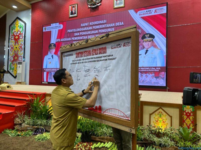 TEKEN: Pj Bupati Bartim, Indra Gunawan menandatangani komitmen bersama Kepala Daerah dalam rangka percepatan penyelesaian penetapan dan penegasan batas desa di wilayah Provinsi Kalteng di Aula Jayang Tingang Kantor Gubernur Kalteng, Senin (13/11). Foto: IST