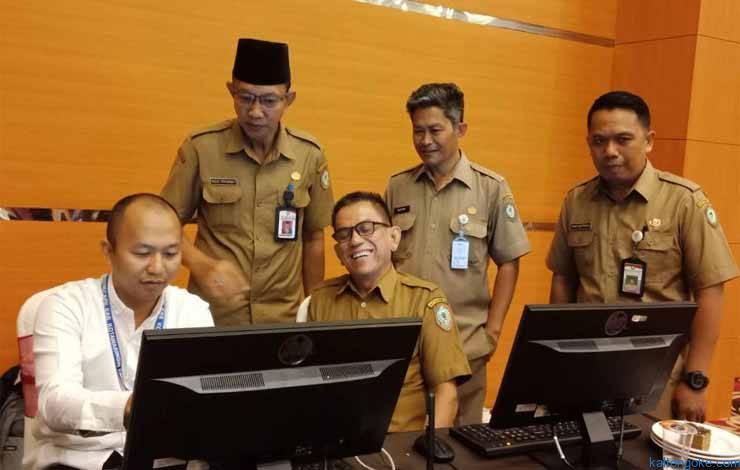 PELAYANAN : Disdukcapil Kotim saat memberikan pelayanan target aktivasi Identitas Kependudukan Digital (IKD), beberapa waktu lalu. FOTO : IST FOR PE