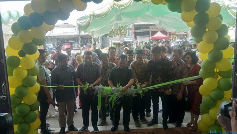 MERESMIKAN : Bupati Kotim H Halikinnor didampingi Sekda Kotim, Fajrurrahman saat memotong pita untuk meresmikan Fresh Mentaya Supermarket, Minggu (05/11/23). FOTO : PRI/PE
