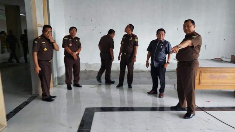 KUNJUNGAN: Ketua DPRD Kalteng Wiyatno diajak Kepala Kejaksaan Tinggi yang baru meninjau pembangunan kejaksaan yang hampir rampung. Foto: IST
