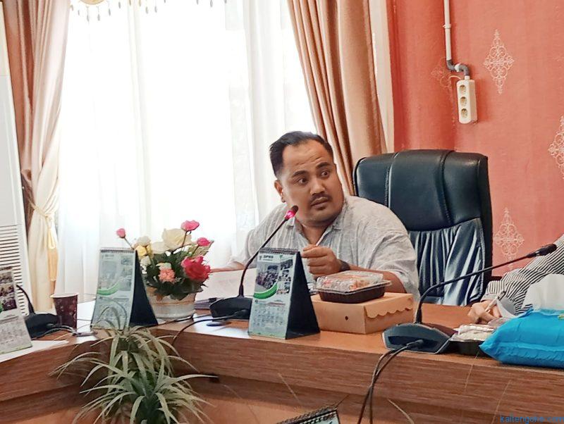 SAMPAIKAN: Anggota DPRD Kota Palangka Raya, Noorkhalis Ridha bersama jajaran Pemko saat Rapat Pembahasan 10 Buah Raperda, Selasa (7/11). Foto: IFA*/PE