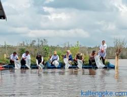 BPBAT Kalsel dan Pemko Lepas liarkan 70.000 Bibit Ikan