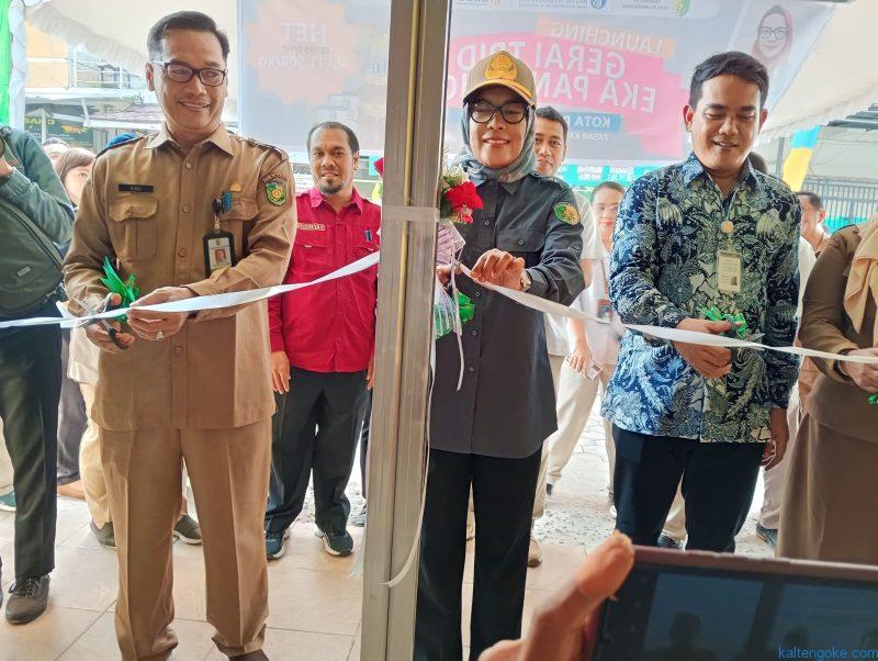 RESMI: Pj Wali Kota Palangka Raya Hera Nugrahayu saat melakukan gunting pita Pembukaan dan Peresmian Gerai TPID, Selasa (7/11). Foto: IFA*/PE