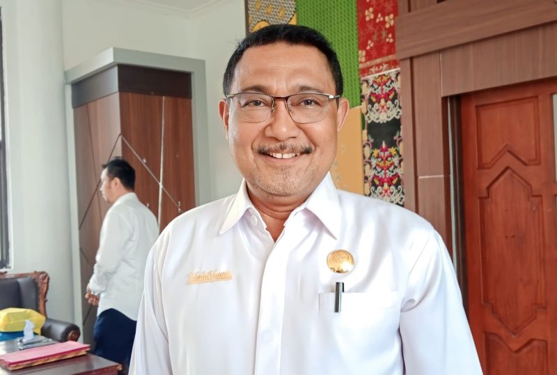 WAWANCARA: Plh Sekda Kota Palangka Raya Sahdin Hasan saat diwawancarai awak media, Minggu (12/11). Foto: IFA*/PE