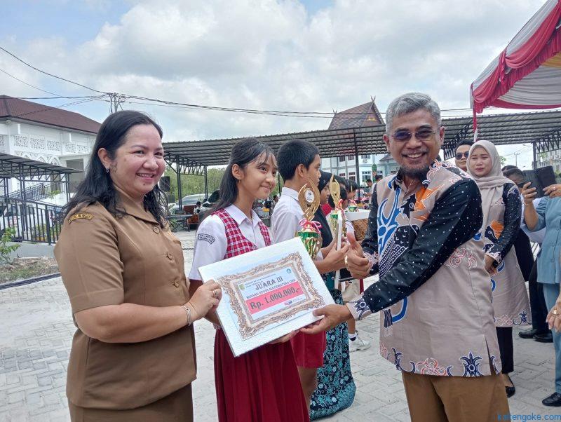 PRESTASI: Kepala Disdik Kota Palangka Raya Jayani saat Pemberian Apresiasi kepada Peserta Didik Pemenang Lomba, Selasa (14/11). Foto: IFA*/PE
