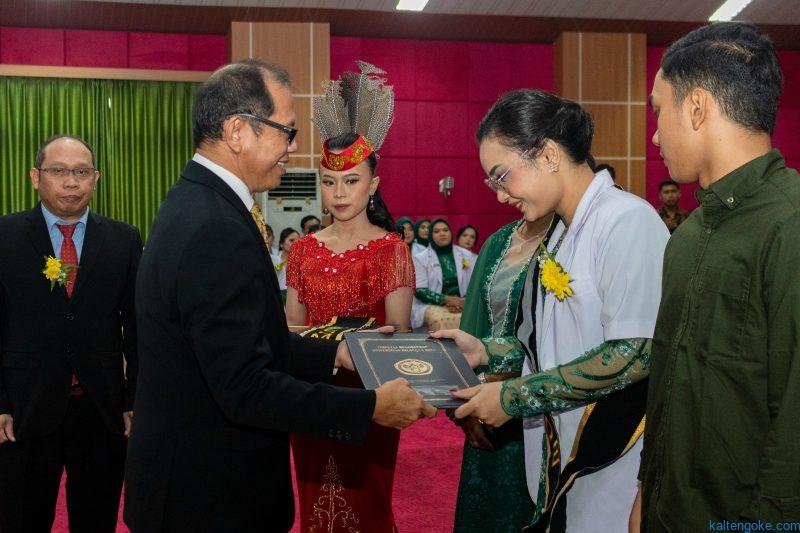 SERAHKAN: Rektor UPR menyerahkan ijazah terhadap mahasiswa kedokteran yang telah dinyatakan lulus, belum lama ini. Foto: IST
