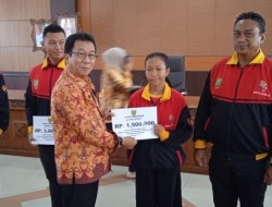 Pemkab Bartim Salurkan Bonus untuk Atlet Berprestasi