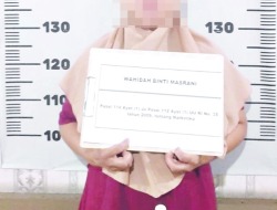 Astaga..Wanita Berhijab Ini Bawa Barang Haram