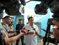 Kunjungi Booth PLN di IIMS 2024, Menteri BUMN Dorong Kendaraan Berbasis Energi Hijau Tumbuh Masif