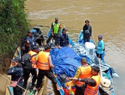 Petugas Berjibaku Angkut Hasil Pencoblosan