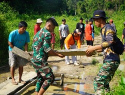 Prajurit TNI Perbaiki Jalan Desa