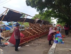 Lapak Pasar Ramadan Roboh Diterjang Angin