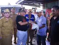 Pj Bupati Kapuas Serahkan Bantuan Korban Kebakaran