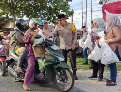 Kapolda Kalteng Bagikan Takjil kepada Warga di Jalan