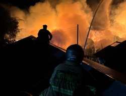 Kobaran Api Hanguskan 11 Rumah di Mendawai