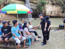 Bupati dan Wabup Gumas Sapa Pengunjung Objek Wisata Air Terjun Batu Mahasur