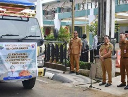 Pj Bupati Kapuas Salurkan Bansos ke Korban Banjir