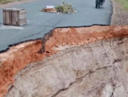 Longsor, Jalan Pujon-Jangkang Nyaris Putus