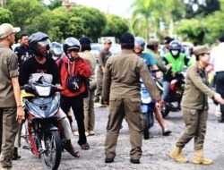 Warga Tak Bawa KTP Bayar Denda Rp100 Ribu