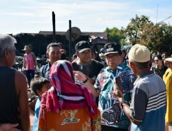 Pj Bupati Kapuas Tinjau Lokasi Kebakaran di Desa Saka Tamiang