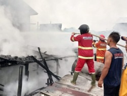 DPKB Kota Palangka Raya Bantu Pemadaman Kebakaran Jalan