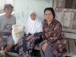 Kelurahan Langkai Salurkan Bantuan Beras Bagi Warga Lansia