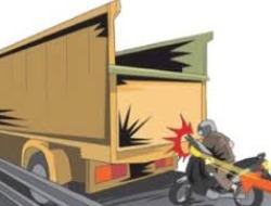 Seruduk Belakang Truk, Pengendara Motor Tewas