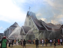 Gereja Maranatha dan SMP Kristen Terbakar
