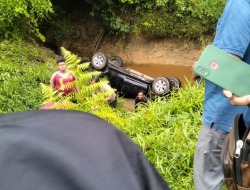 Mobil Hilux Masuk Parit, Satu Penumpang Tewas
