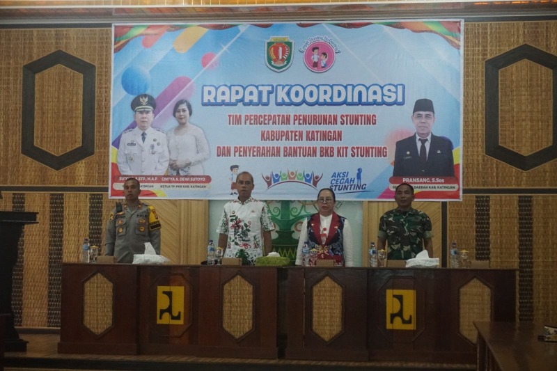 Sekda Katingan, Pransang, S.Sos saat menghadiri Rapat Koordinasi Tim Percepatan Penurunan Stunting (TPPS) Kabupaten Katingan, baru-baru ini.Foto: Diskominfostandi Katingan