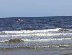 Pemancing Tenggelam Ditengah Laut Pantai Ujung Pandaran