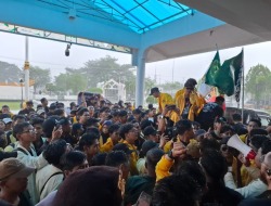 Mahasiswa Jenuh, Gelar Aksi di Markas Wakil Rakyat