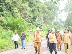 Mendapat Laporan Jalan Rusak dari Medsos, Bupati Pulpis Langsung Cek Lapangan
