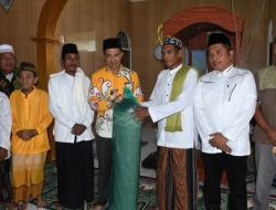 Usai Salat Jumat, Bupati Pulpis Menyerahkan Bantuan Empat Roll Karpet Sajadah