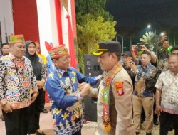 Kapolres Mura AKBP Franky M Monathen Disambut Prosesi Adat Dayak Siang